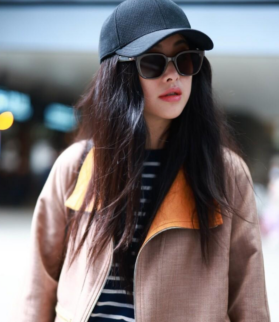 朱珠走机场,棕色风衣搭配条纹t恤,白色阔腿裤,时尚休闲,又美又飒又