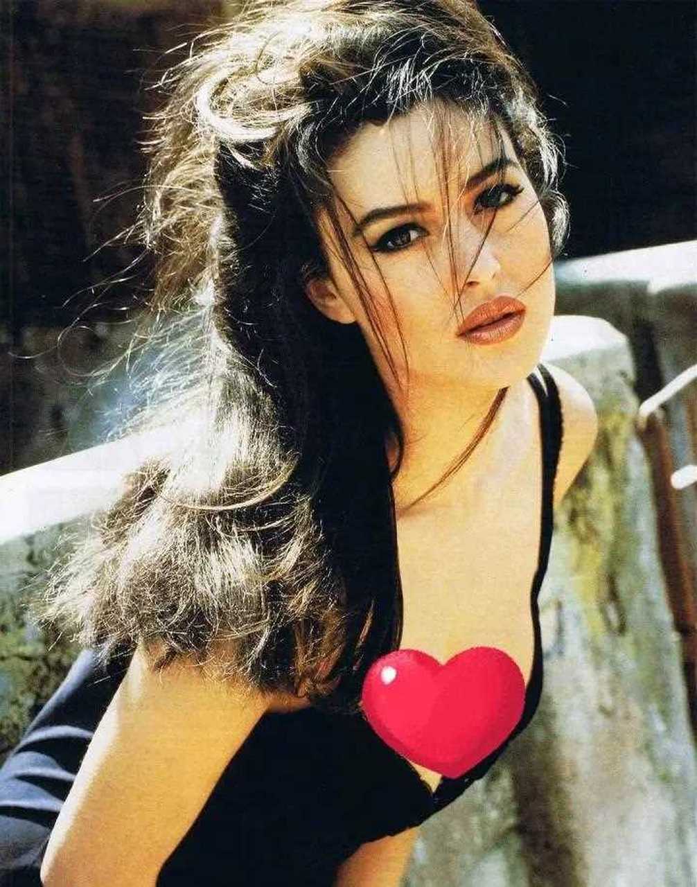 女神莫妮卡·贝鲁奇在《西西里的美丽传说》里的美得风情万种,至今仍