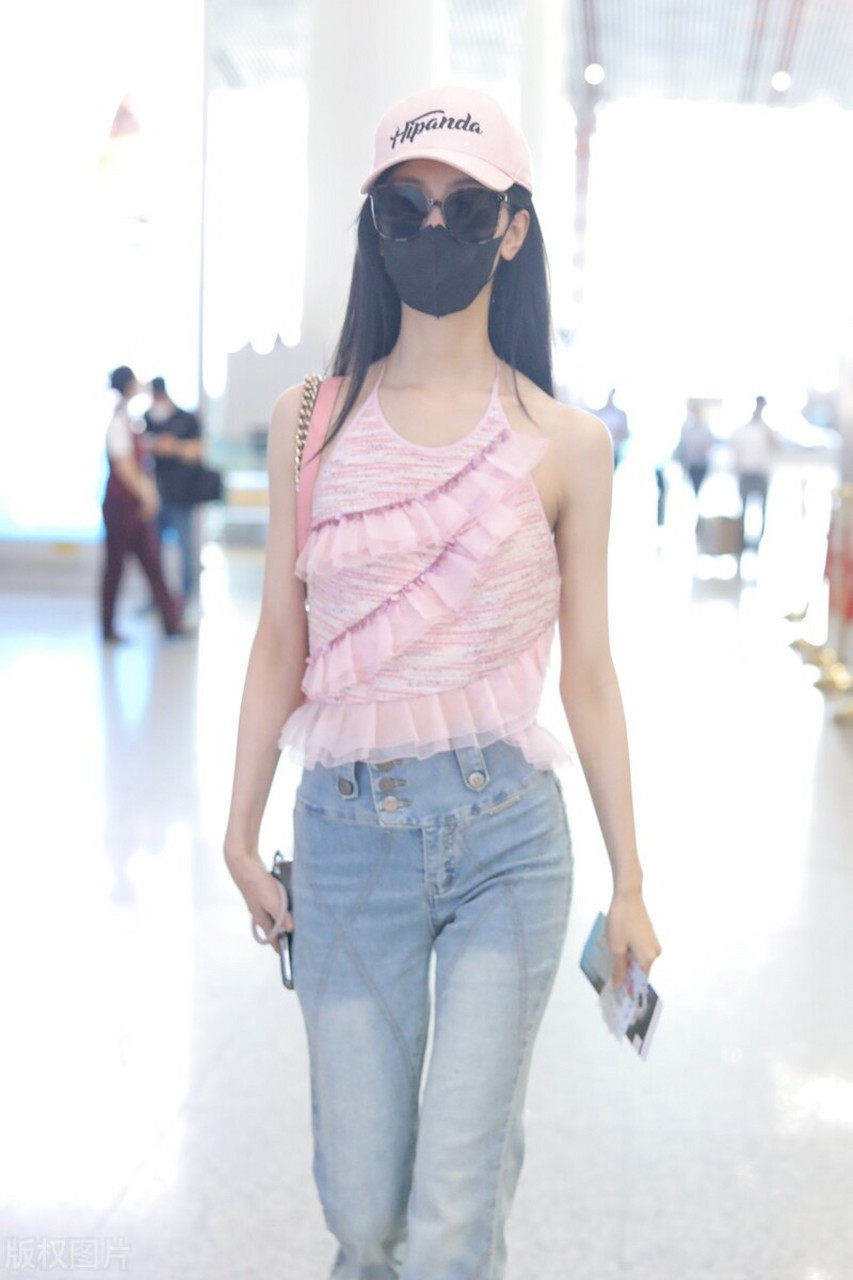 陈都灵机场街拍,粉色木耳边背心搭配喇叭牛仔裤,棒球帽甜美少女!