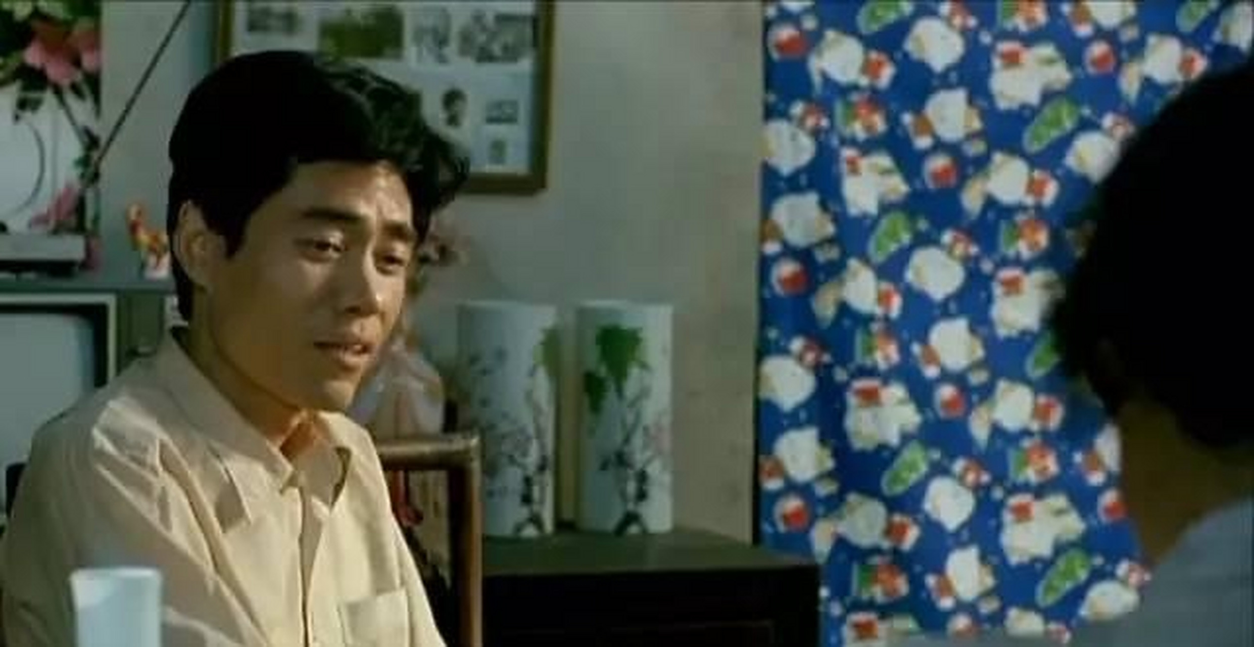 1986年,在武打片《神鞭》中饰演混混儿玻璃花.