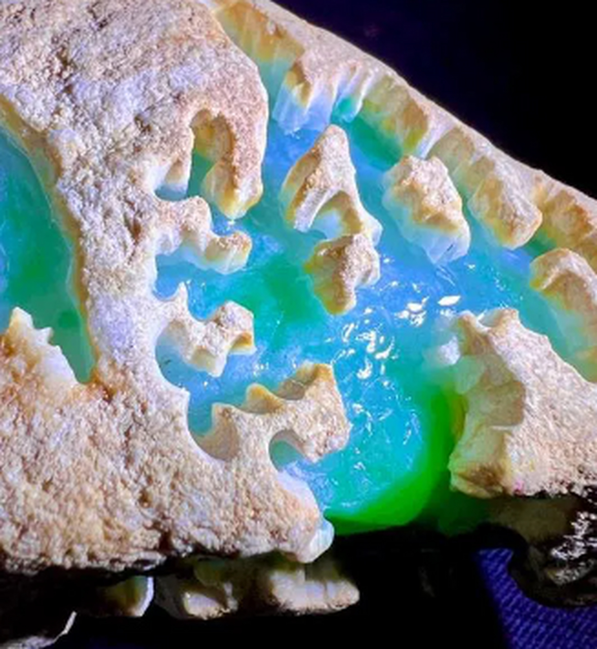 点击头像看直播##翡翠原石#  灭绝大马坎山石精品牌子挂件料,老掉牙