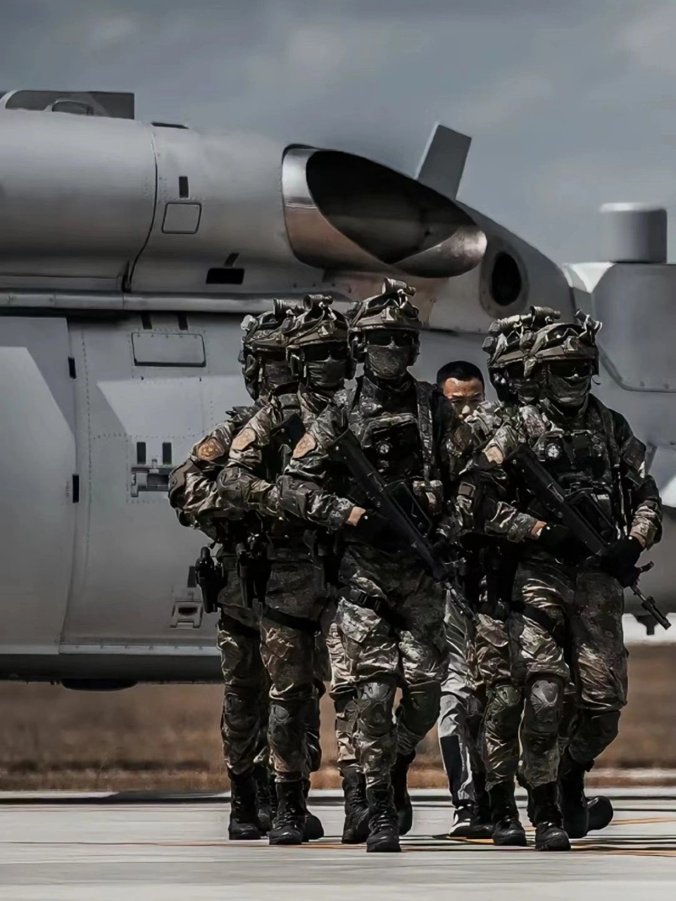 长春航展上空降兵的迷彩装备,我们中国军人的装备越来越好了,也源来
