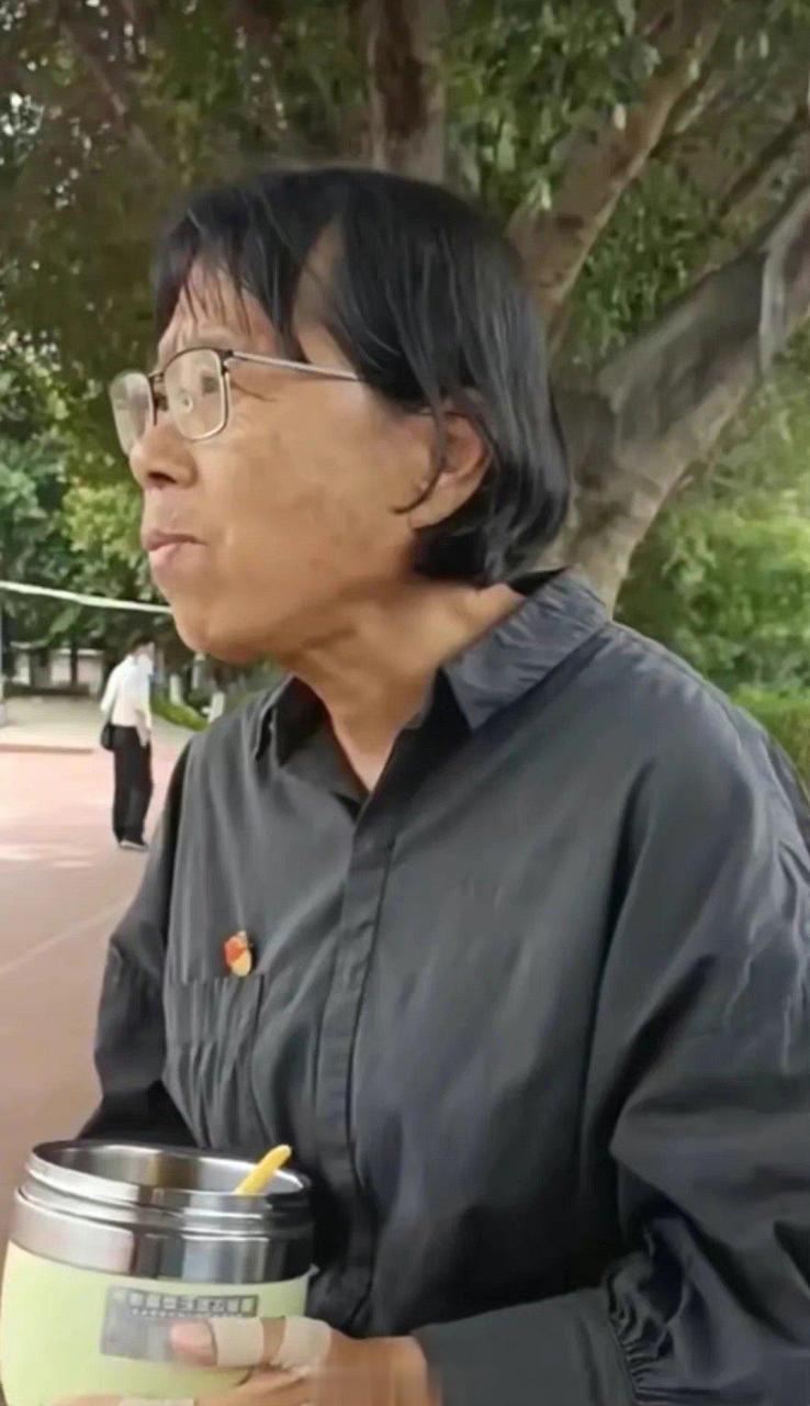 海清饰演的张桂梅老师,这坐姿,这神韵,已经很像了.