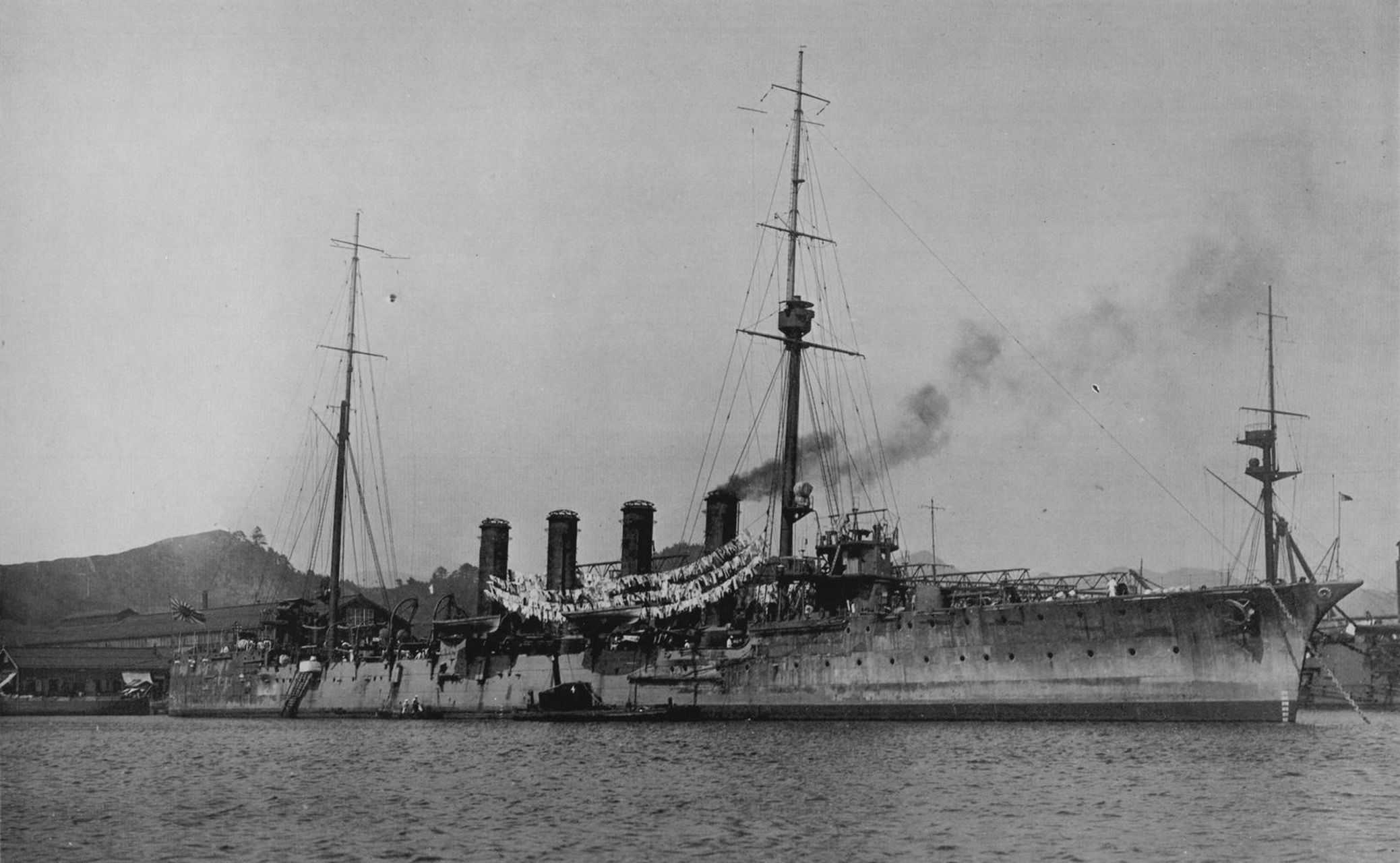 1919年7月15日,在日本京都舞鹤海军工厂系泊中的筑摩号防护巡洋舰.