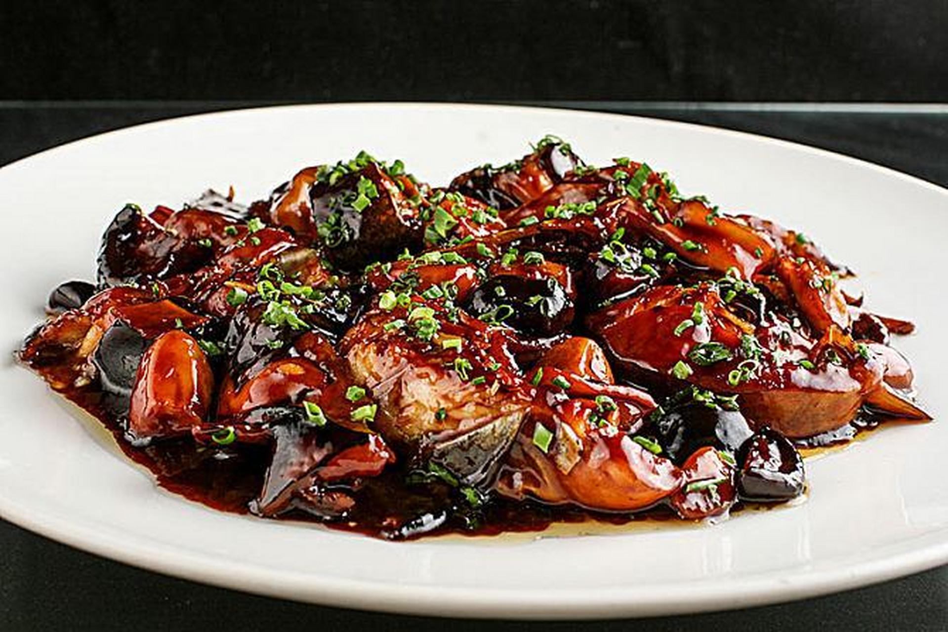 红烧鮰鱼是上海市的传统名菜,属于沪菜系