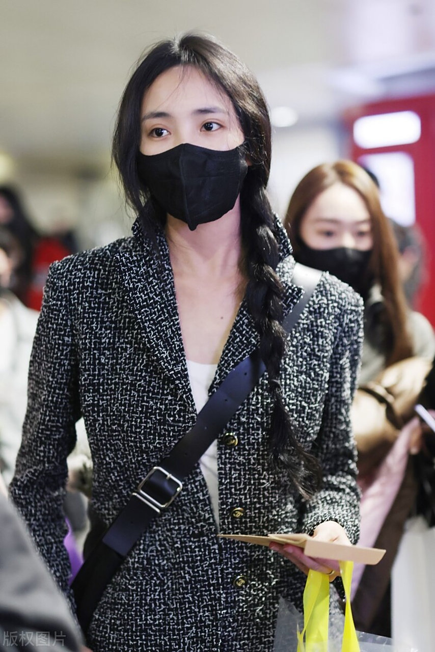 王紫璇机场街拍,西装外套 牛仔裤 麻花辫朴素大方!