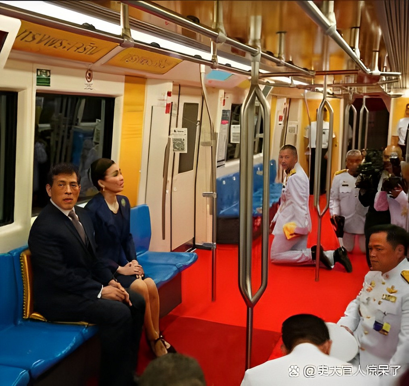 不可思议的一幕,泰国国王和王后坐地铁出行,一帮官员随从行跪式礼仪