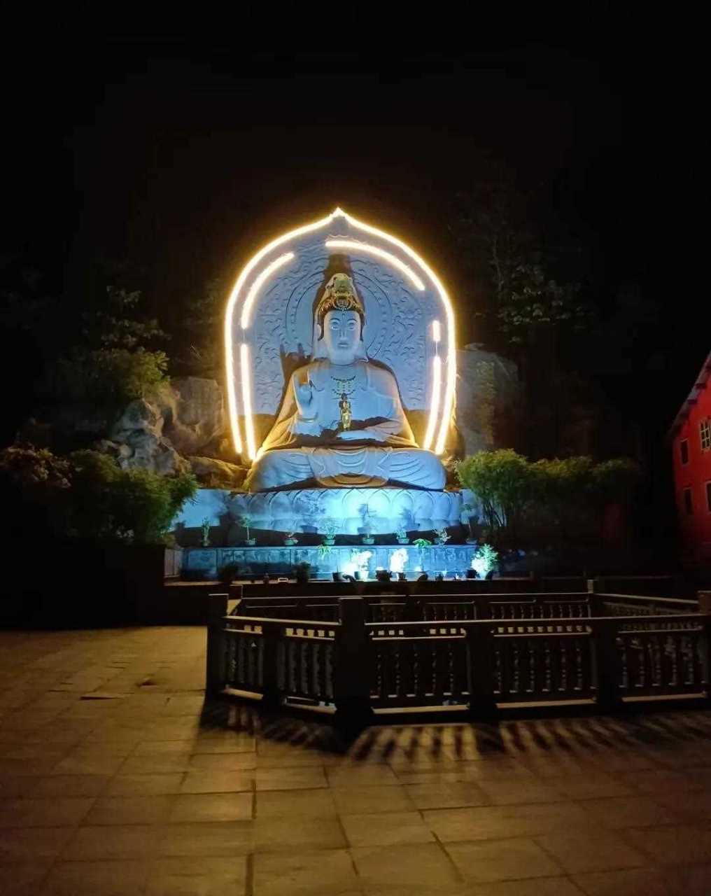 西来禅寺(莆田市江口)灯火阑珊,夜空静谧.佛殿辉煌,人民安康.