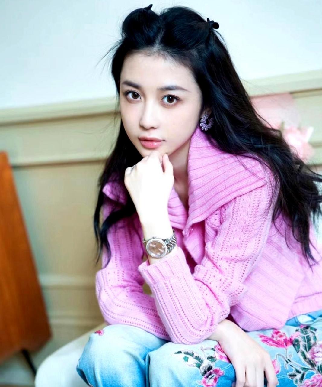 潘玮柏送给老婆鲜花,宣云坐在椅子上摆出美丽的姿态,两人已经结婚多年