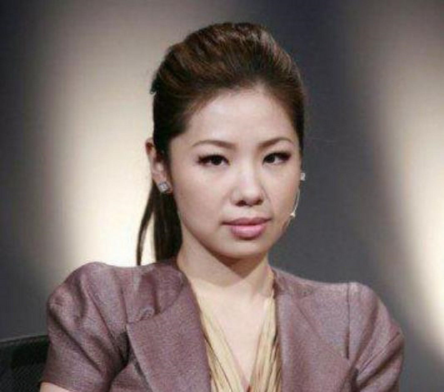 叶明子的母亲苏丹丹也十分优秀,原先在解放军歌舞团工作,还在影视剧中