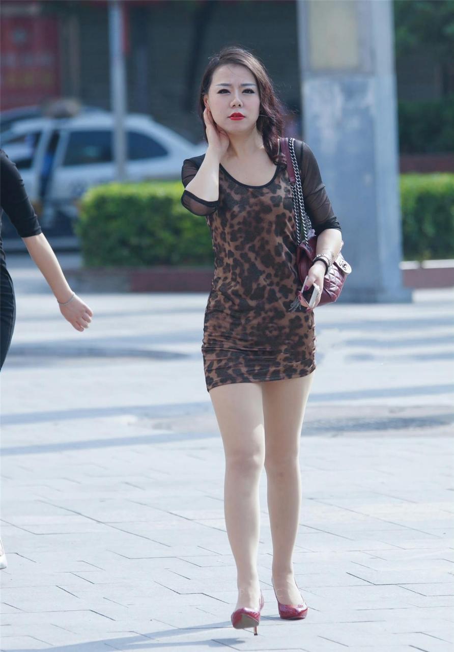 50岁仍那么美艳,豹纹超短裙尽显好身材!