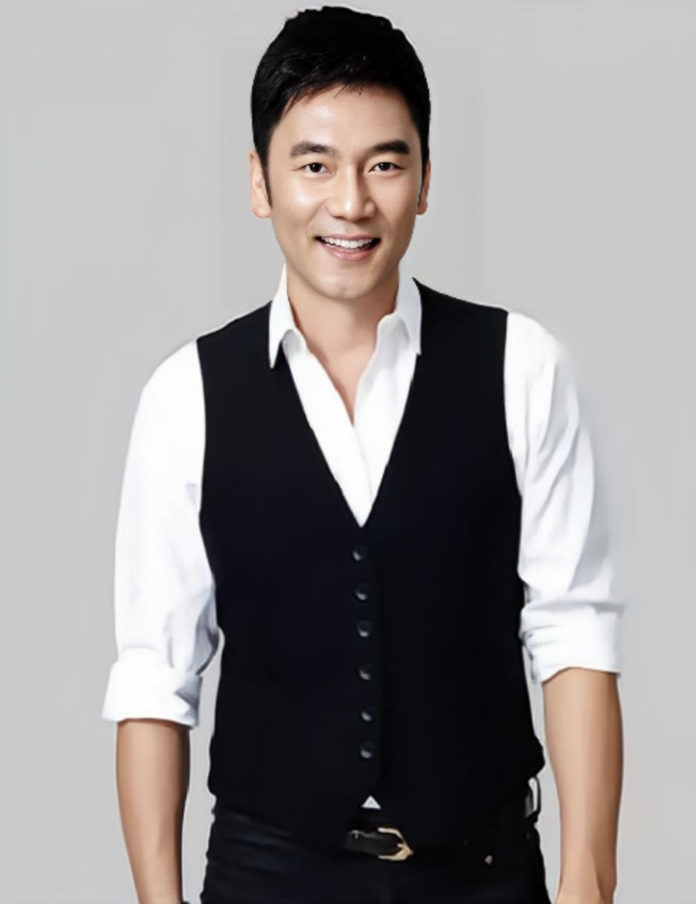 不久之后,便求娶了风靡一时的选美冠军西华,婚后林依轮将自己所有的