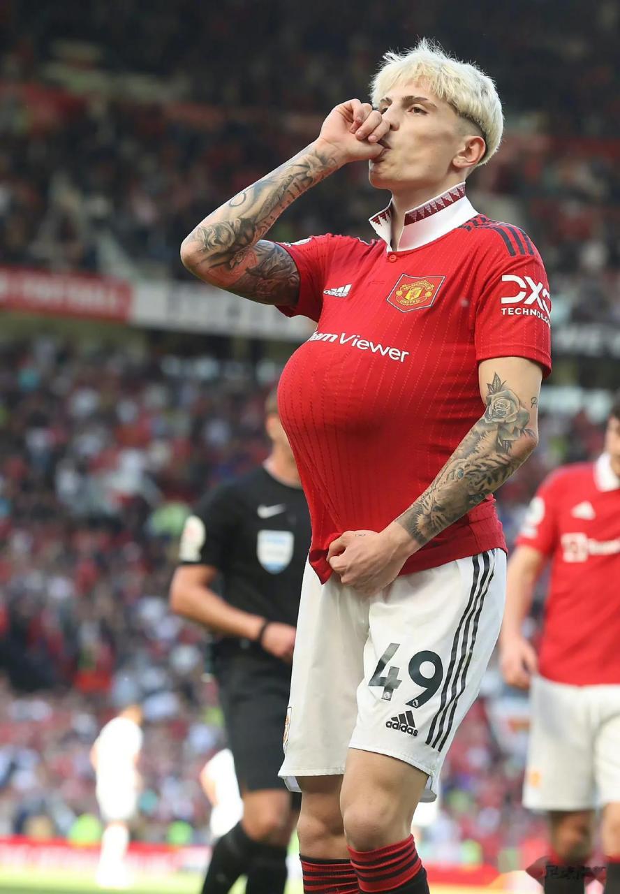 丨亚历杭德罗·加纳乔的手臂上有一个身穿7号球衣的孩子与足球的纹身