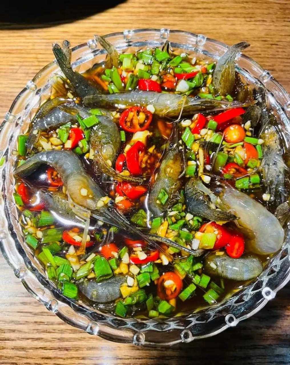 生吃虾?这是哪里的菜,这么生猛?[?] 虾是生的好吃吗?