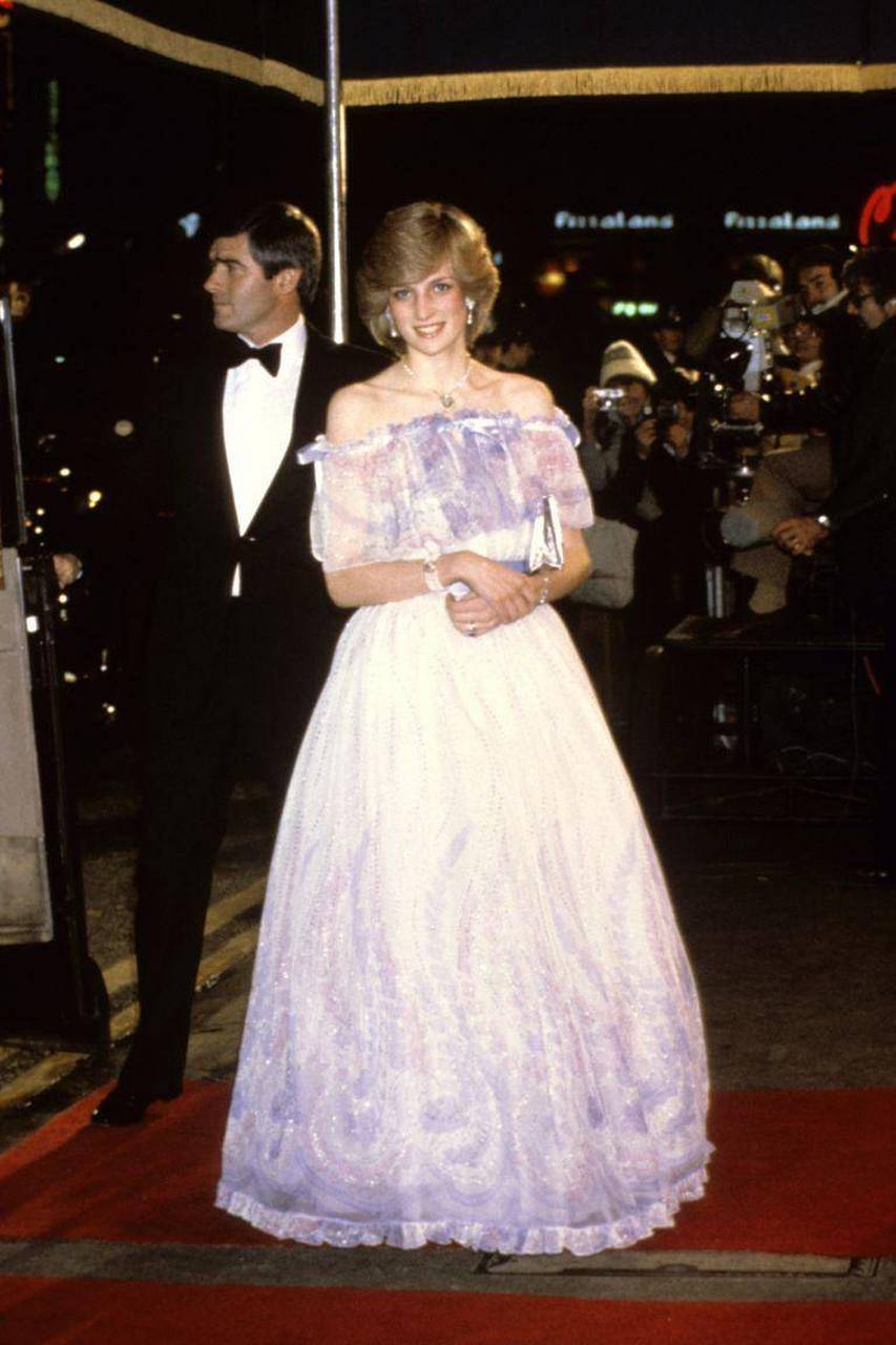 戴安娜王妃的绝美礼服,梦幻睡美人露肩礼服.