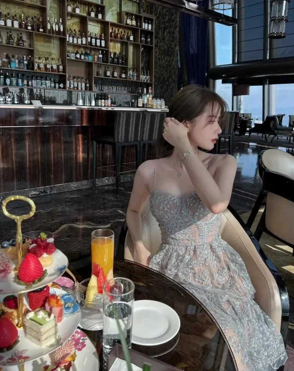 时尚博主"李李说"晒探店私服照,穿蓝色刺绣吊带裙仙气飘飘好养眼,甜美