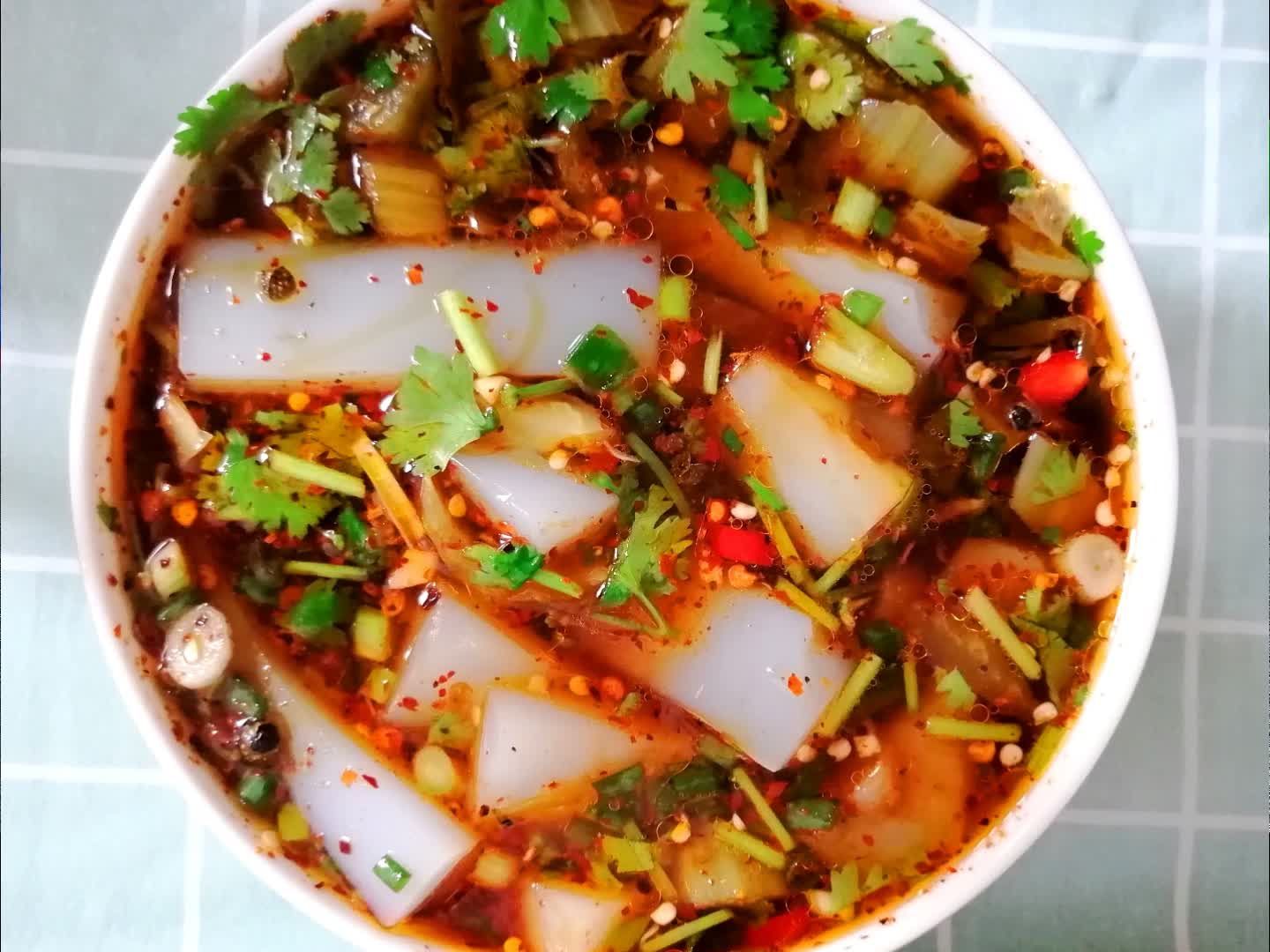 天热想吃凉粉不用买,1碗淀粉就能做,制作简单,想失败都难 大家好我是