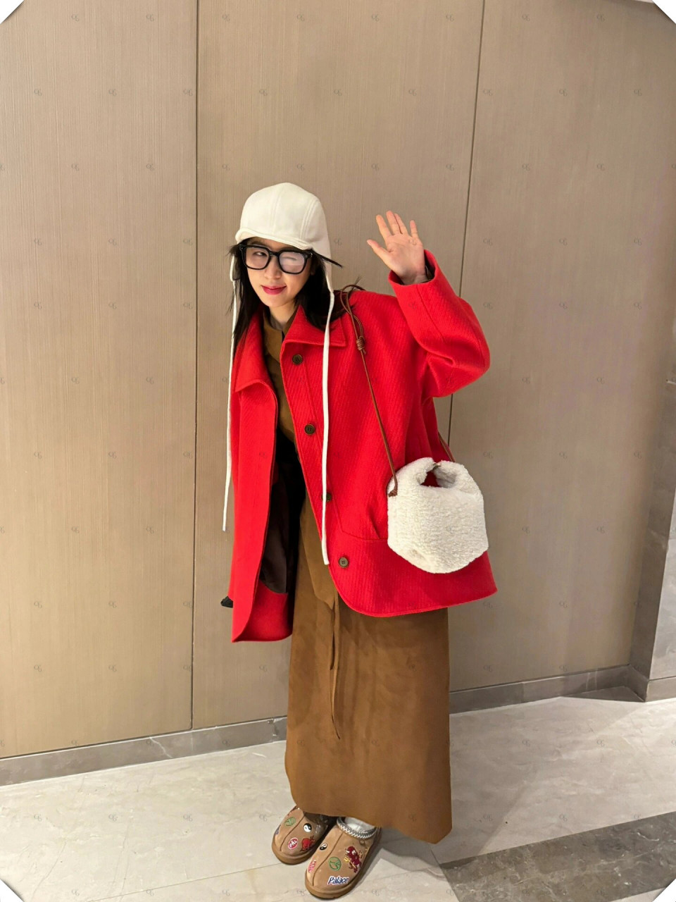 红色的羊毛大衣搭配美拉德风长裙,简单舒适又不失型格;黑色羽绒马甲