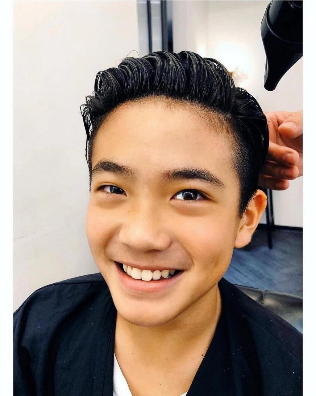 有一说一,曹格的儿子还是挺帅气的,吴速玲晒出与儿子joe的合照,捶方