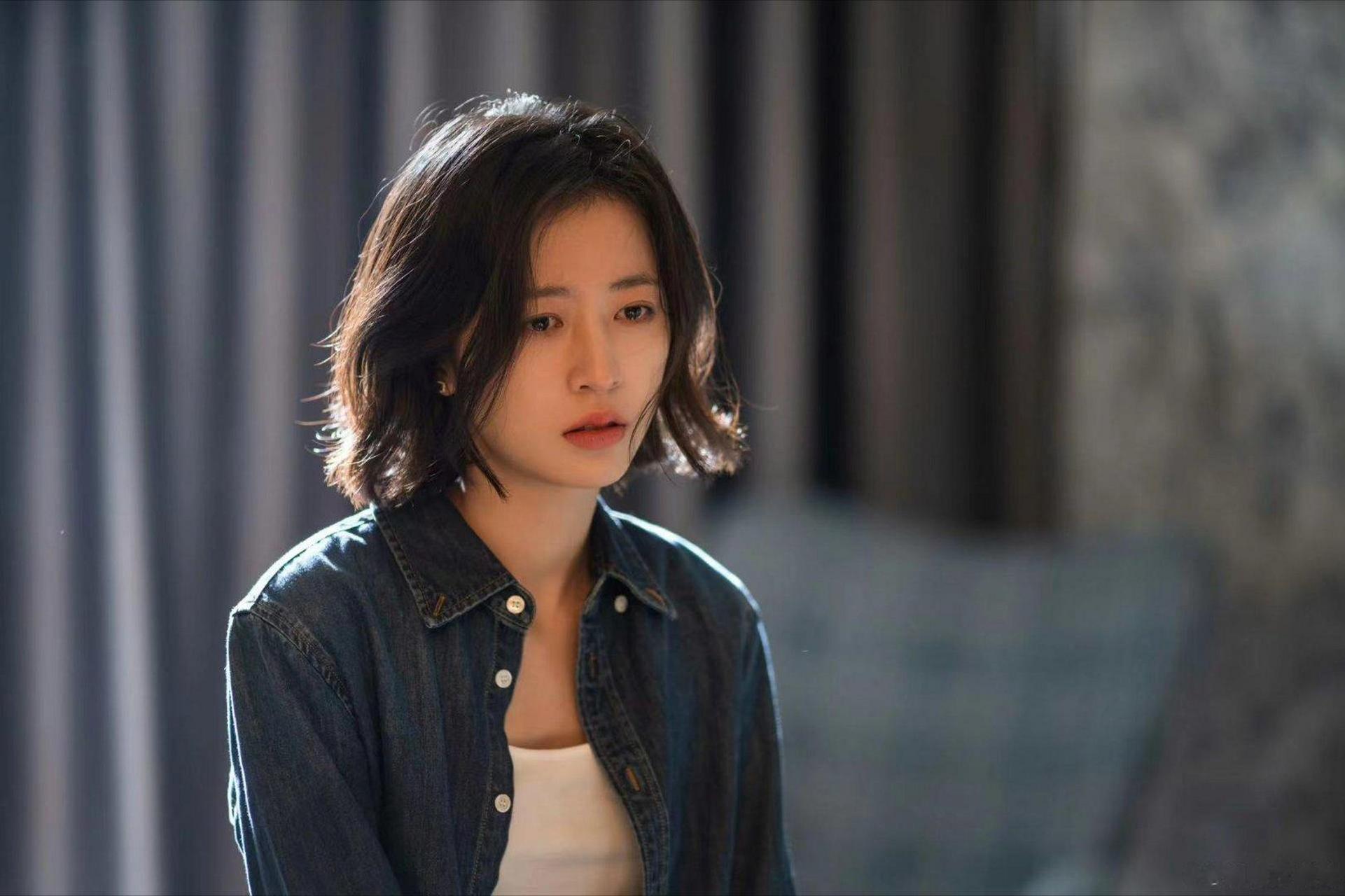 网友求周雨彤新剧口红色号# 就是感觉这种穿搭和口红色号的运用,既