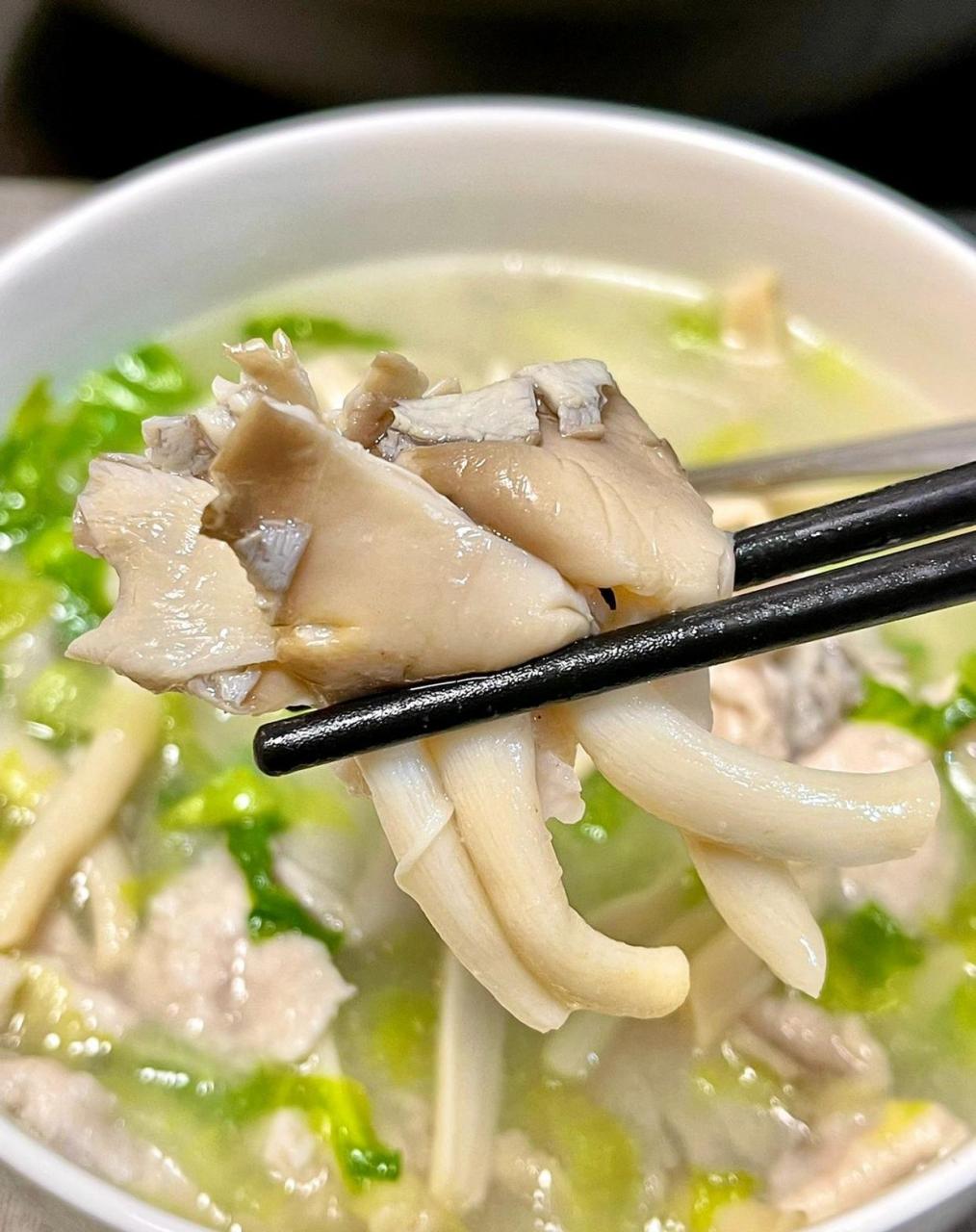 今天分享一道平菇瘦肉汤! 这道汤真的是近期最爱了!