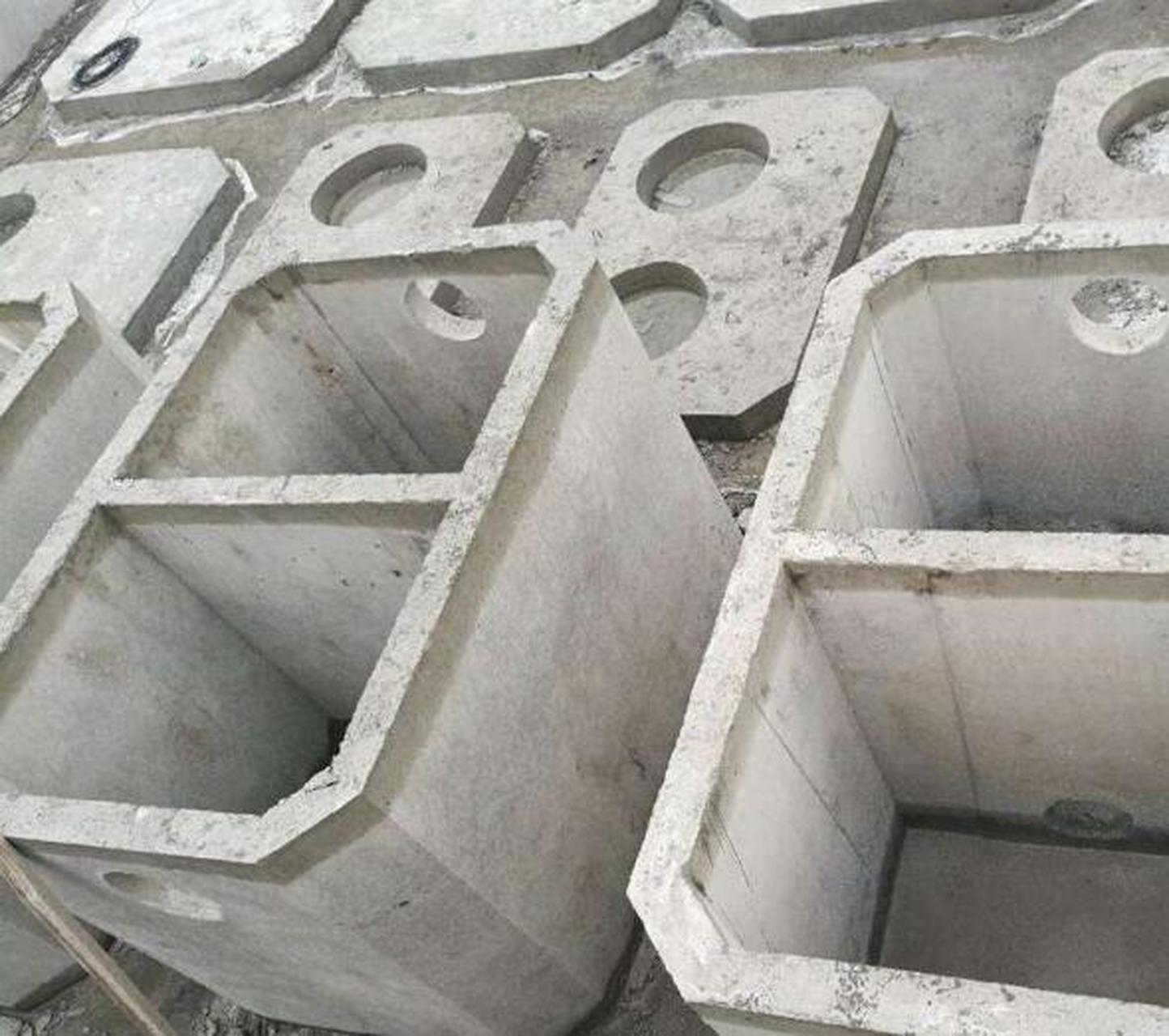 隔油池多用钢筋混凝土筑造,也有用砖石砌筑的 在矩形平面上,沿水流