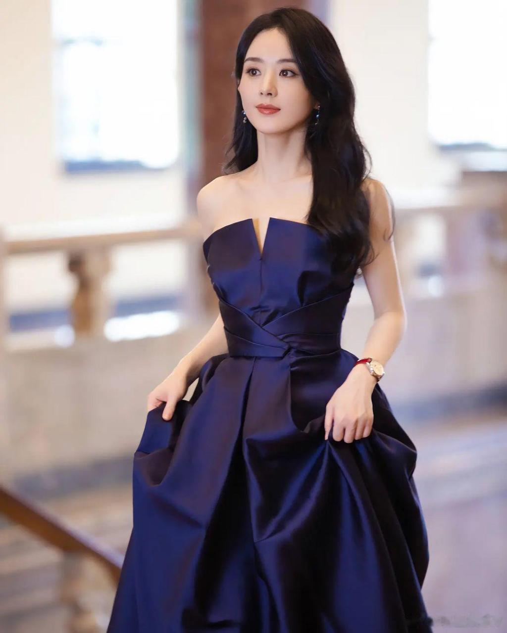 赵丽颖#长卷发搭星空蓝抹胸裙,温婉甜美!