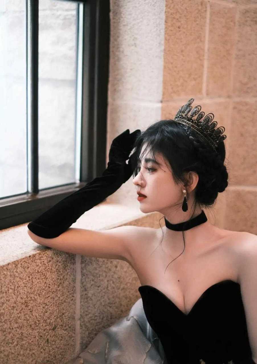 鞠婧祎尝试名媛风造型,黑色抹胸裙搭配长手套,头戴王冠精致而高级.