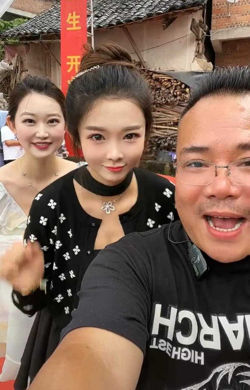如今也是掌握流量密码了,他说每天唱唱歌跳跳舞动动嘴收入比干工程