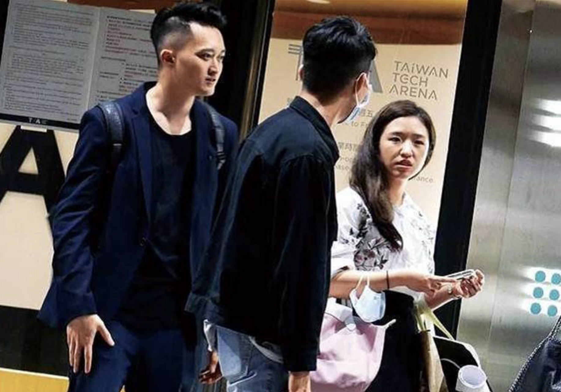 据台媒29日报道,吴宗宪二女儿吴则含(vivian)日前与未婚夫蒋丰蔚(wils