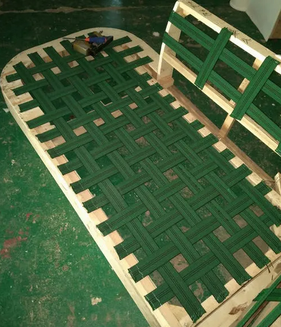 沙发底座的主要目的就是一个承重的作用,让人可以安稳的坐在上面.