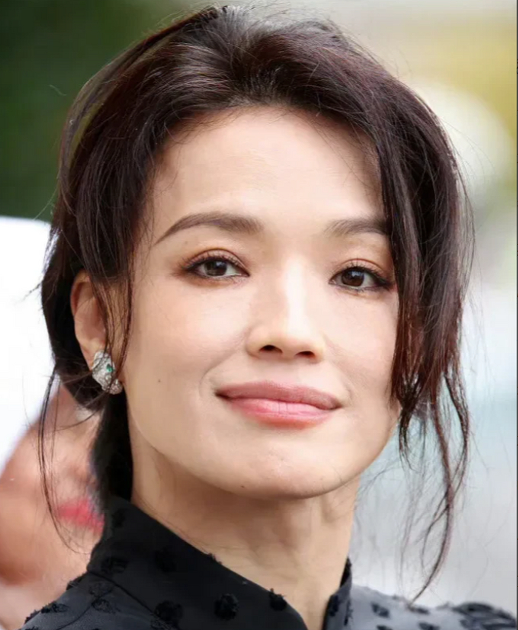 眼距宽,眼角下垂,鼻梁矮,嘴巴大而阔,但这些有缺陷的五官搭在一起