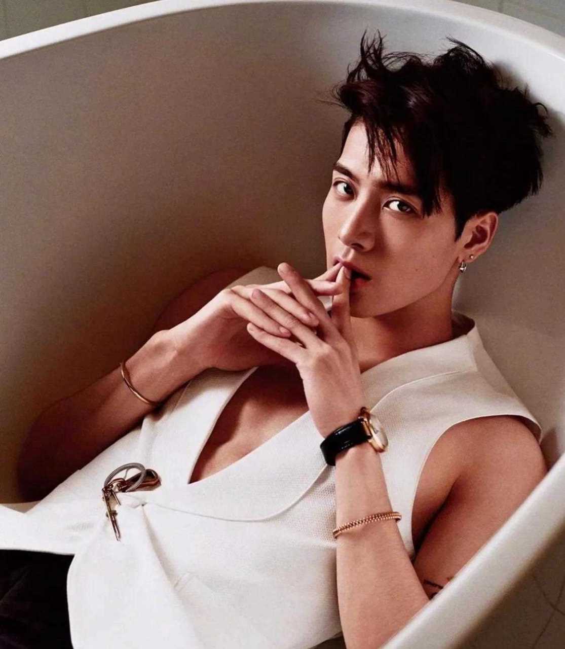 王嘉尔的性感鲨鱼线再现!嘎嘎的身体线条实在是太可了!