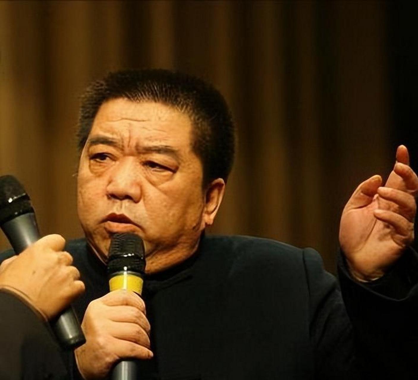 相声演员,孟凡贵,有一次跟着师傅高英培,去南方演出,听说这里有很好的