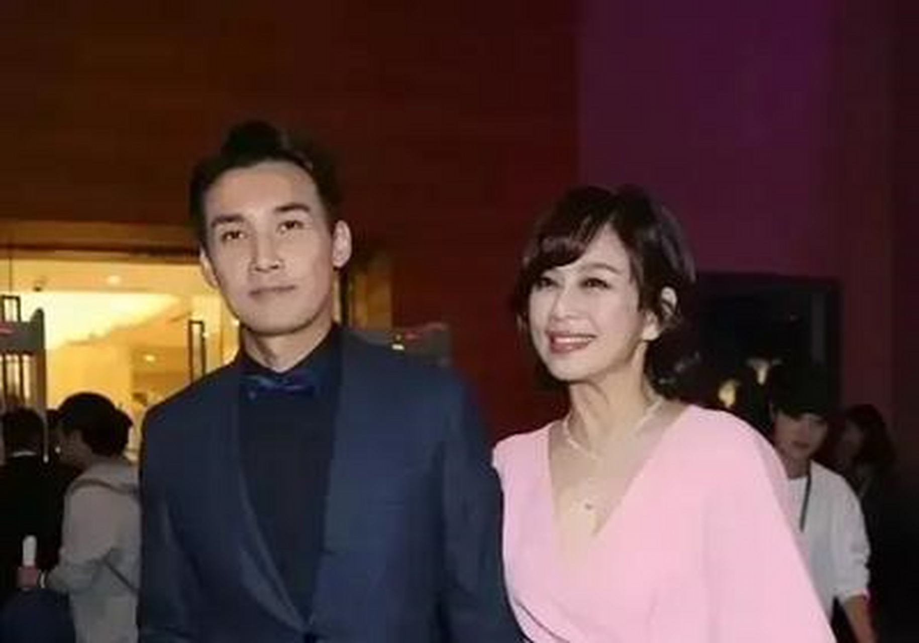 陈松伶和小8岁的老公张铎手牵手出席活动!