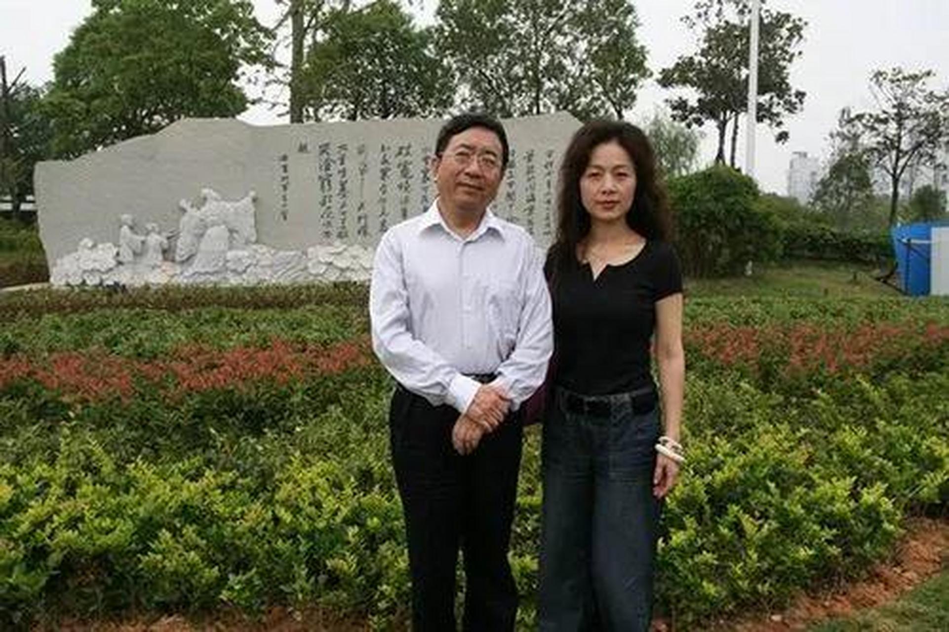 1992年,著名作家余秋雨不顾妻子李红的哀求,结束了长达14年的"空虚"