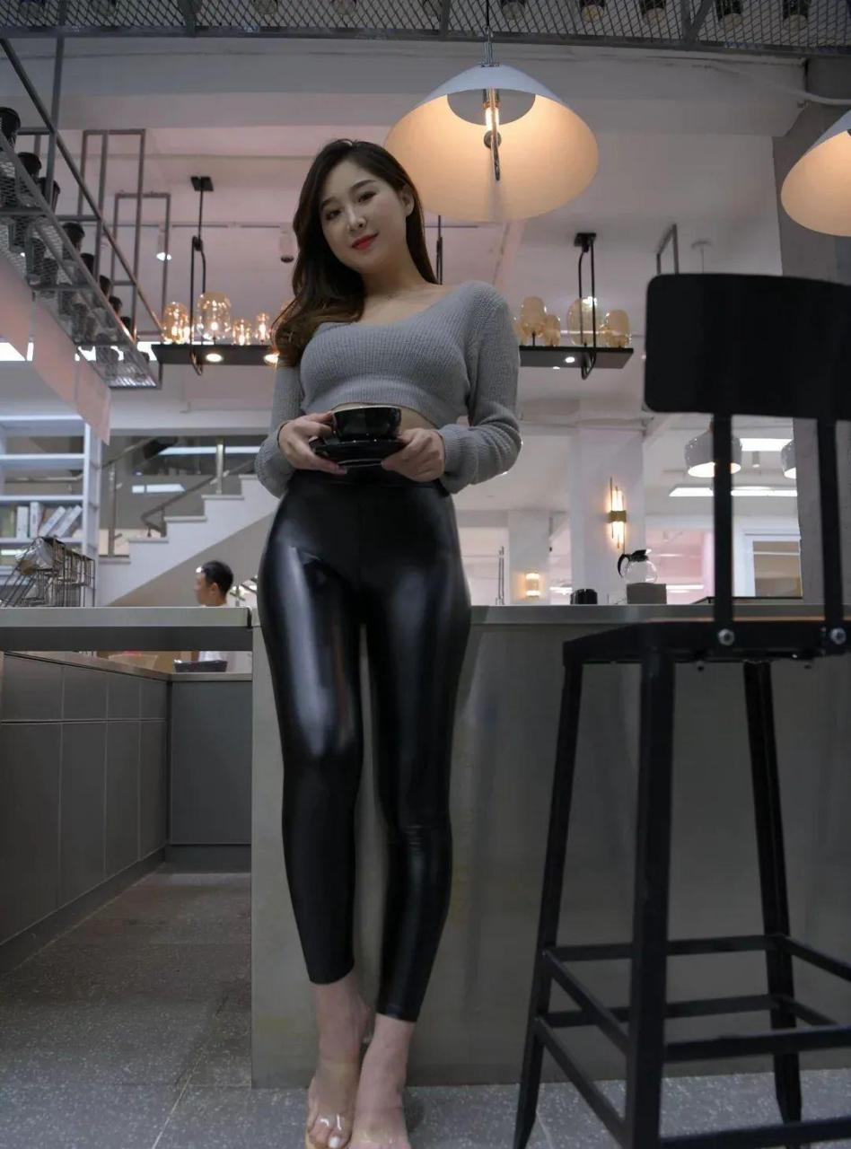 穿紧身皮裤的美女