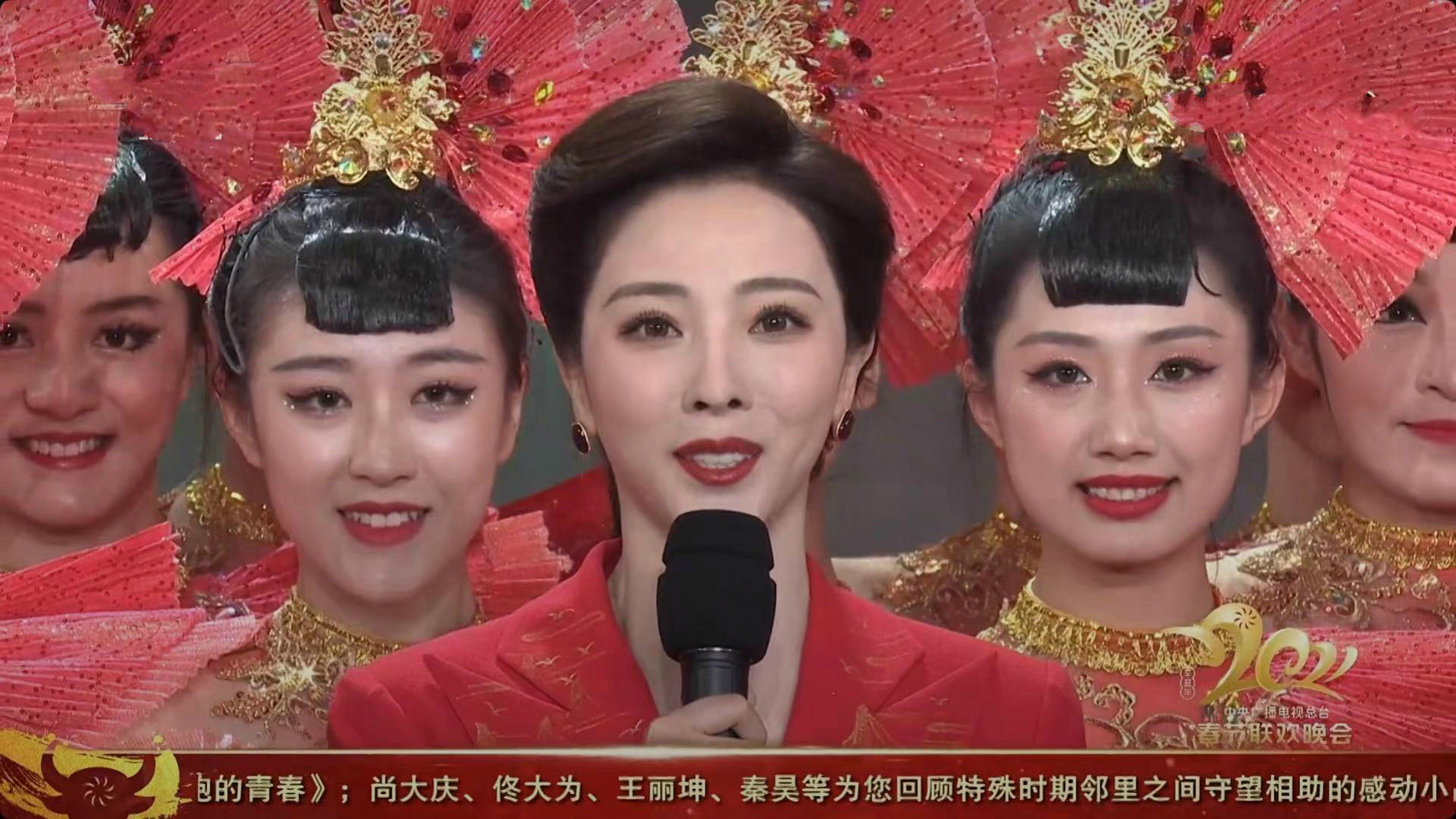 央视主持李思思造型真美!裹红裙秒杀女明星,搭档沦为配角好可怜