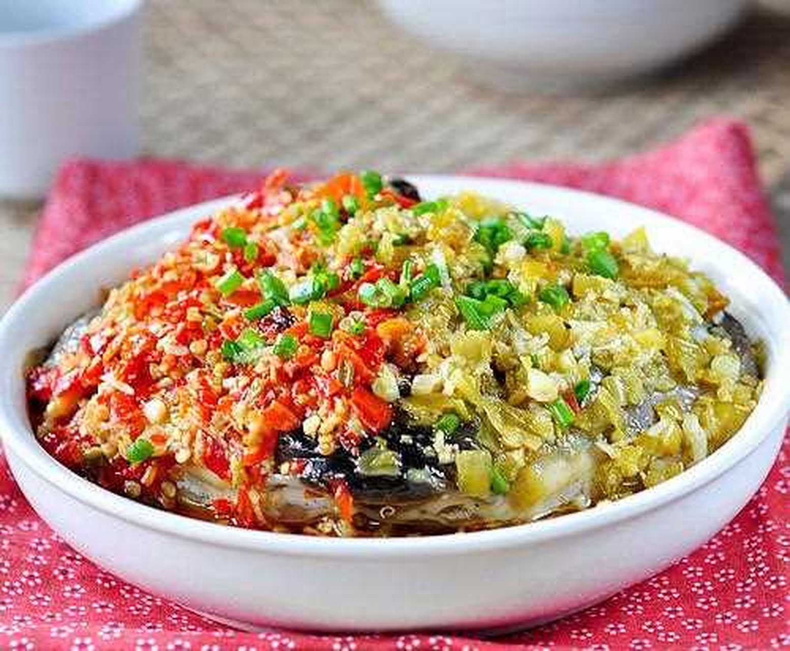 【剁椒鱼头】青红剁椒色泽鲜亮,香气扑鼻,鱼肉白嫩鲜香,让人忍不住流