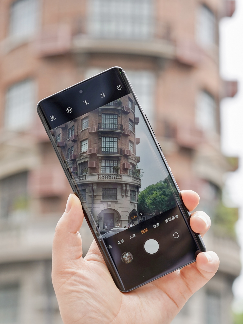 从荣耀7x的硬核品质到荣耀9x的升降摄像头,再到荣耀x40硬核曲面屏,每