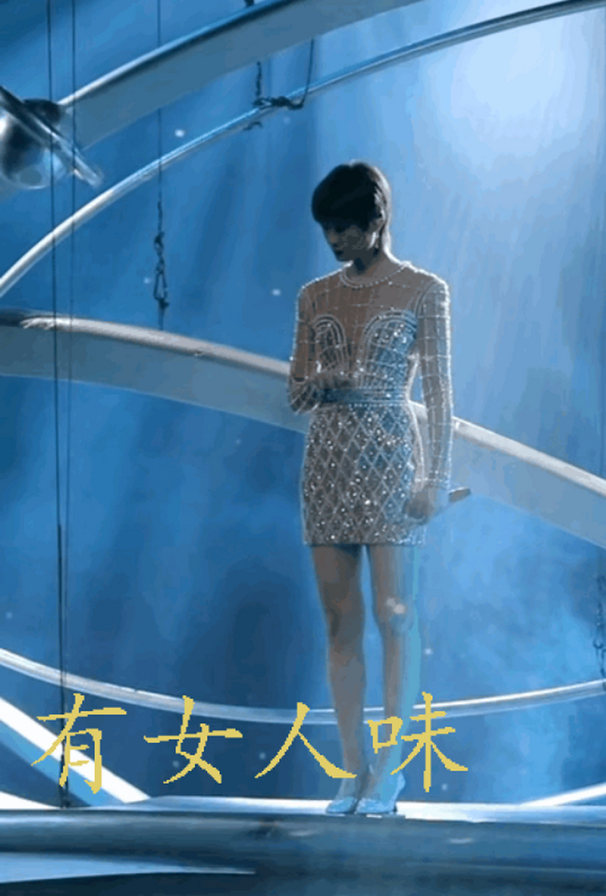 李宇春穿女装,有女人味的嘛,但有网友说女人味还不足,妩媚像少了点吧