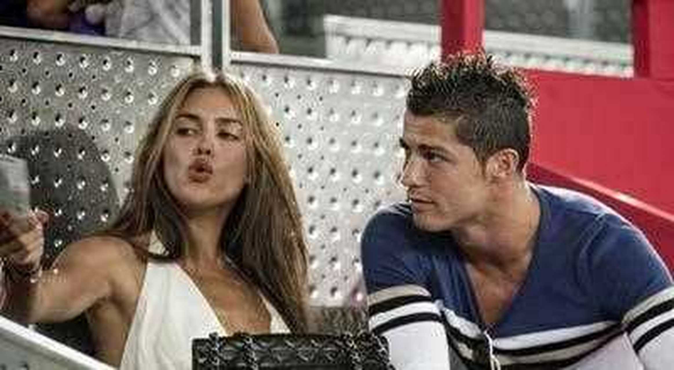 伊莲娜和c罗同框的样子,真的好甜啊,对视的时刻,也是充满了爱意,有种