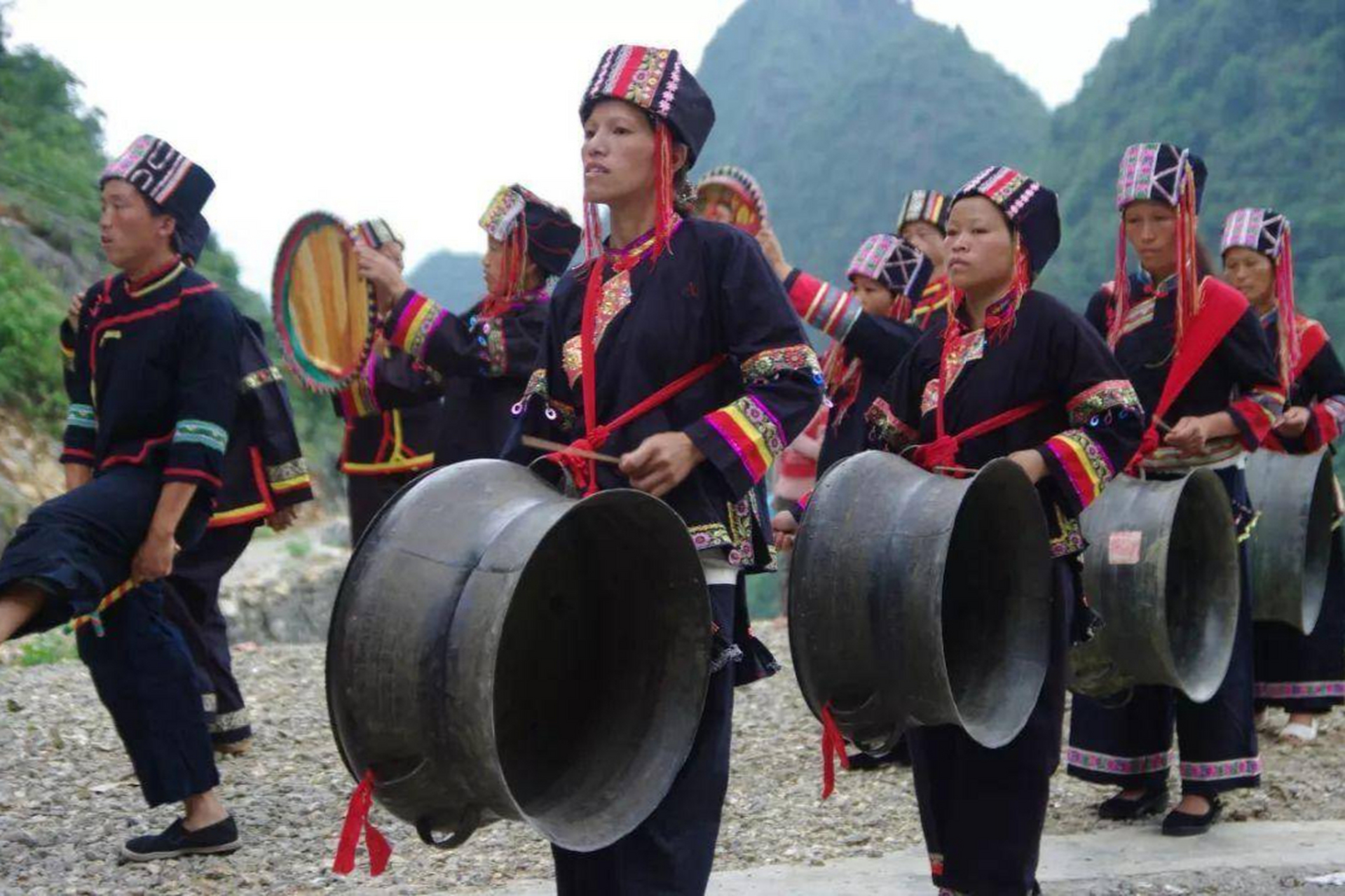 欢迎来到云南铜鼓舞之乡,感受千年铜鼓文化的独特魅力!