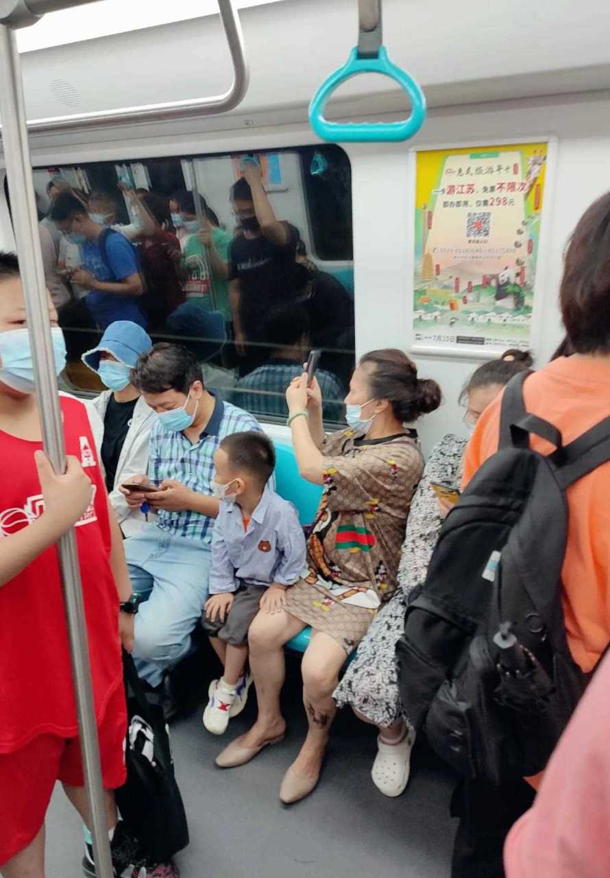 今天常州地铁二号线第一天试运行(免费三天),市民热情高涨啊!