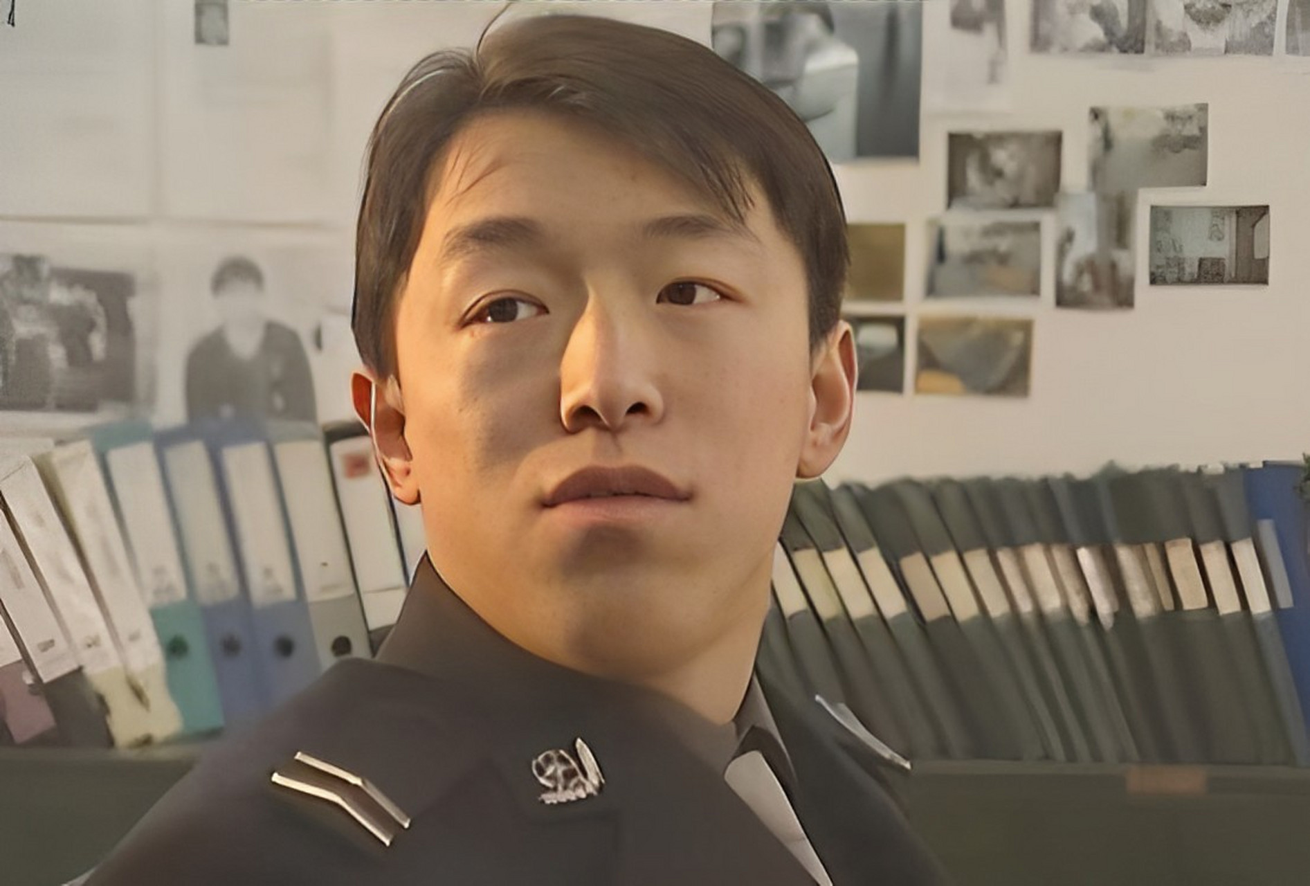 黄渤和警察同框合影,几乎被认为有罪  黄渤站在中间,耸着肩膀,双手