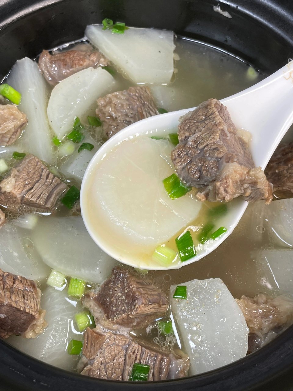 汤水鲜甜好喝,牛肉炖得巨软烂,白萝卜清爽可口,简单又快手,全家都爱