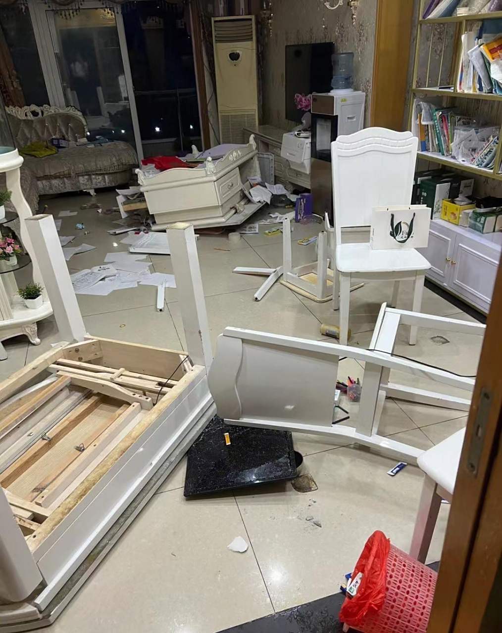 感觉日子没法过了,老公一生气就砸东西 吵架之后的客厅,直接被砸成