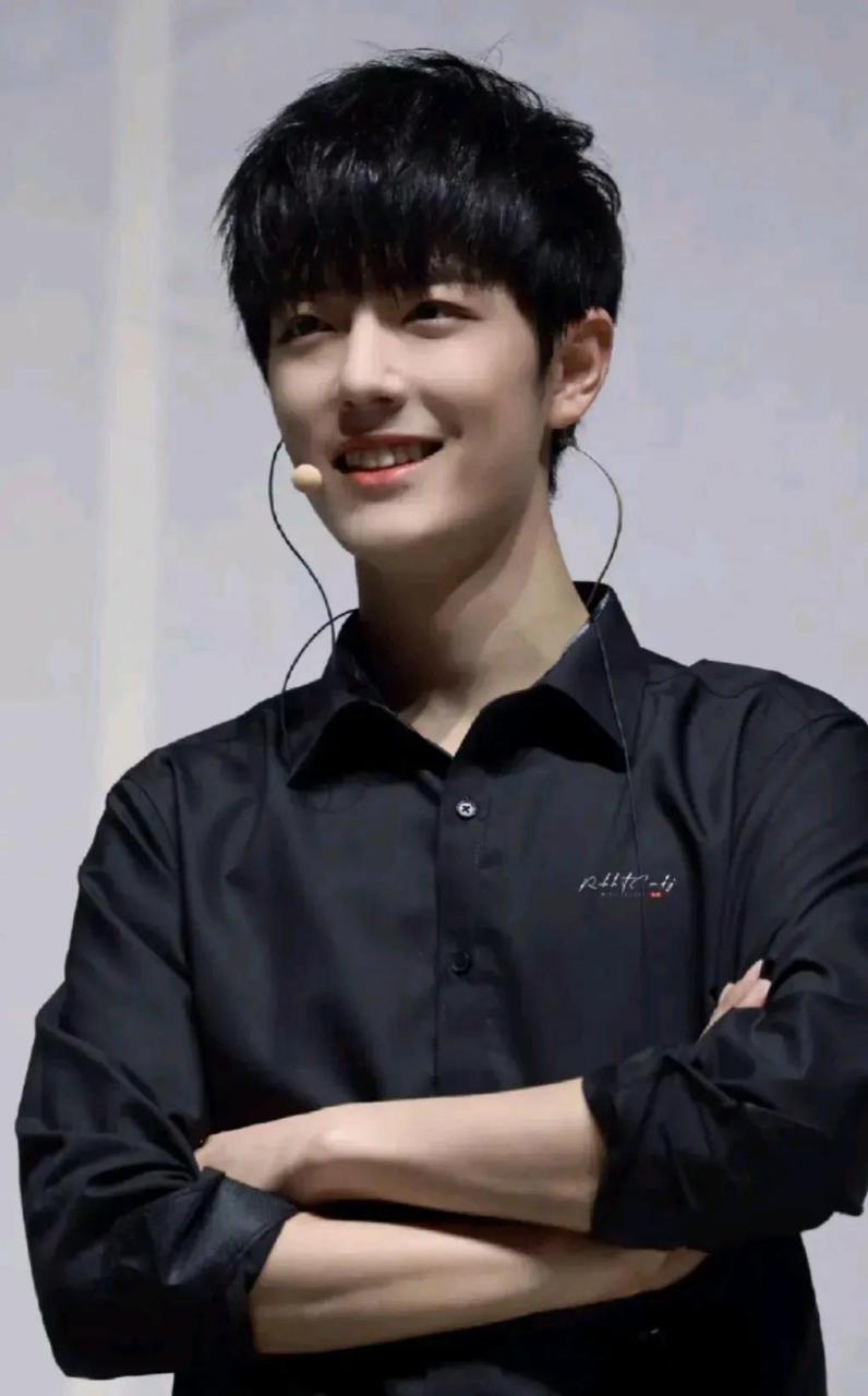 肖战笑的自然,清新又随性,总有点拘着的感觉!