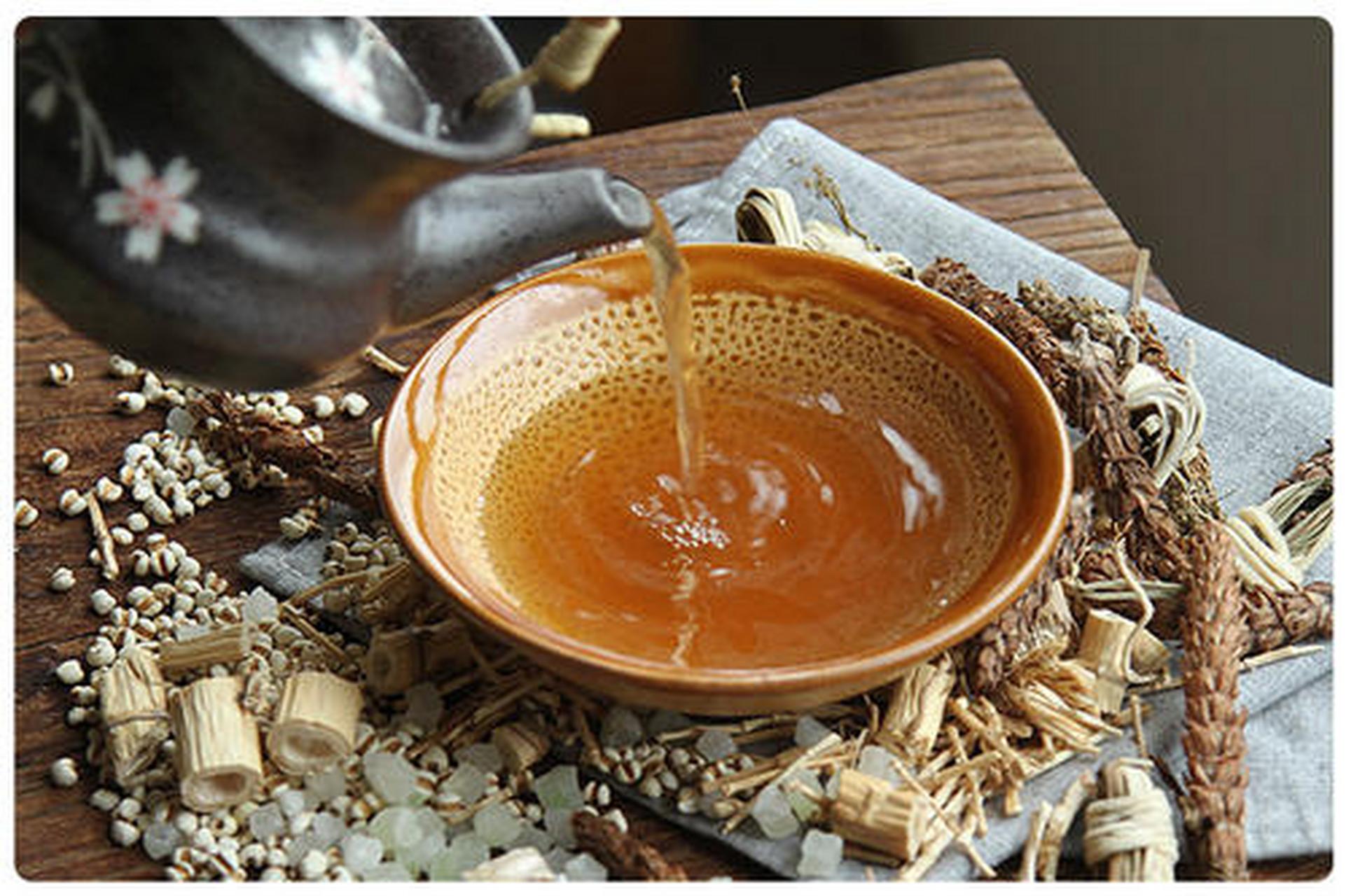 一碗凉茶下肚,整个口腔顿时充满了浓郁的苦味.