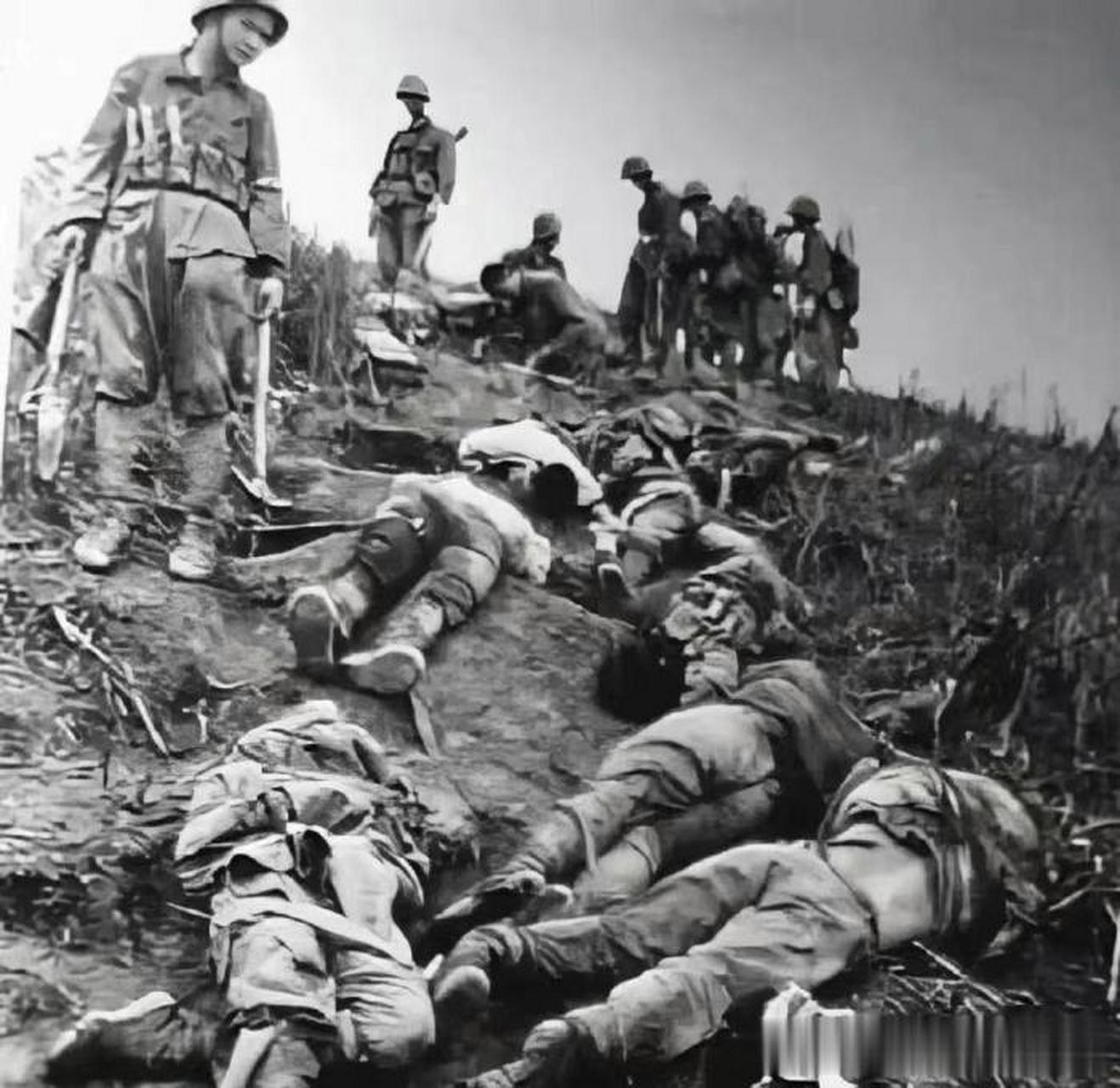 这是1986年,对越自卫反击战时期,在一场战斗后牺牲的解放军战士,这